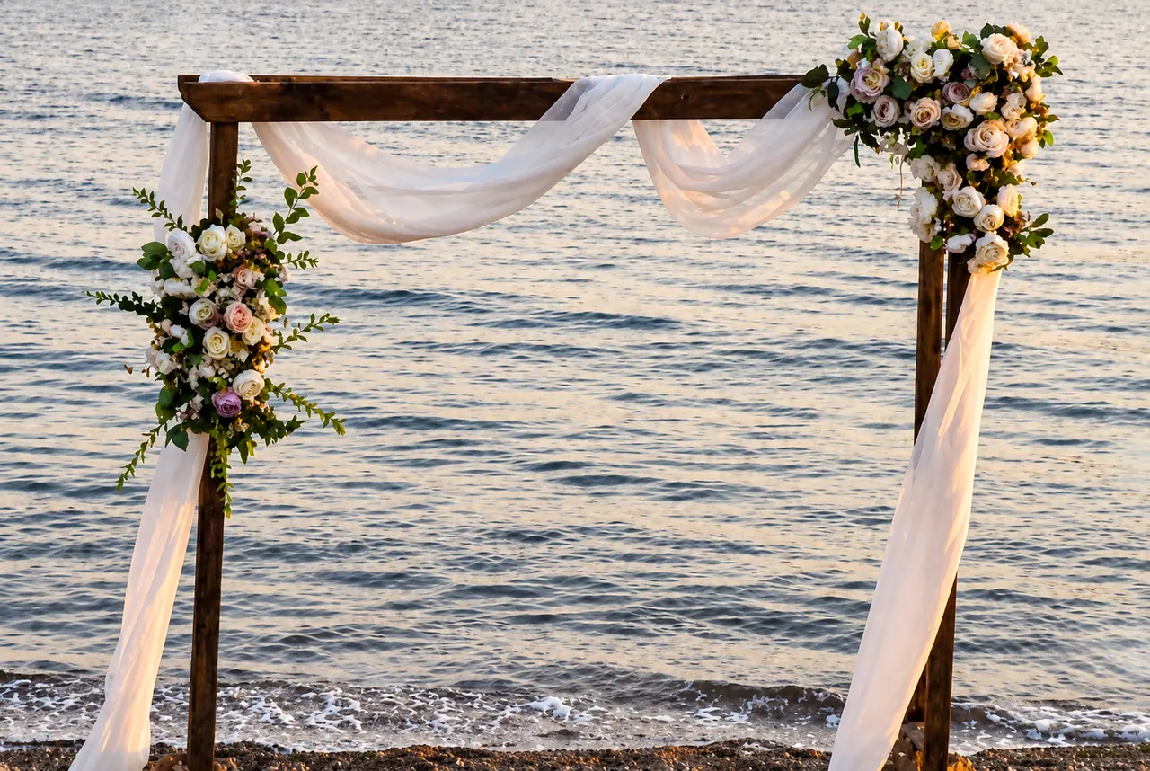 Arco floreale per matrimoni in spiaggia a La Scialuppa