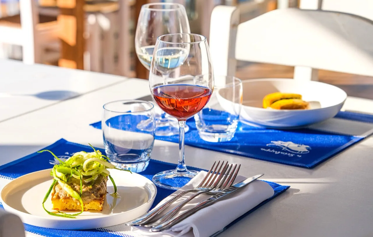 Tavolo apparecchiato sul mare a La Scialuppa