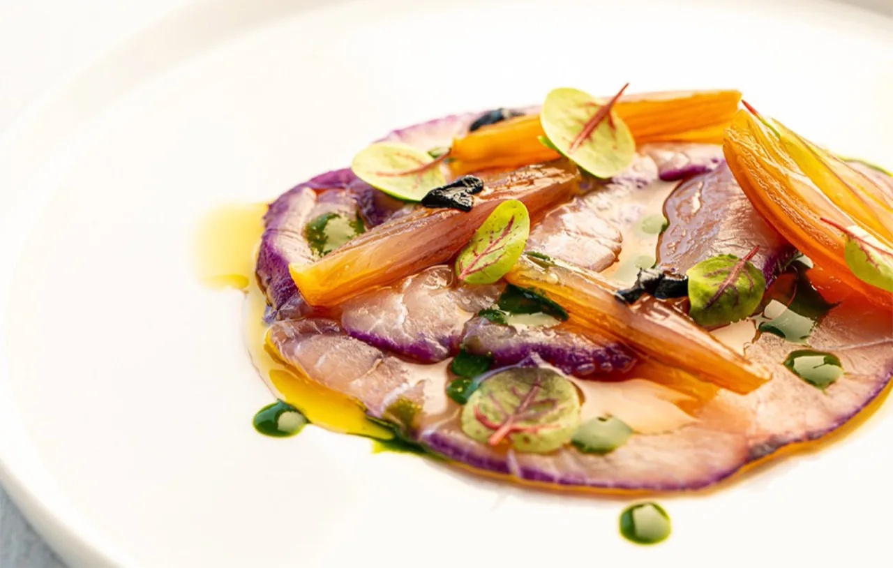 Carpaccio di ricciola con arancia ed erbe di mare
