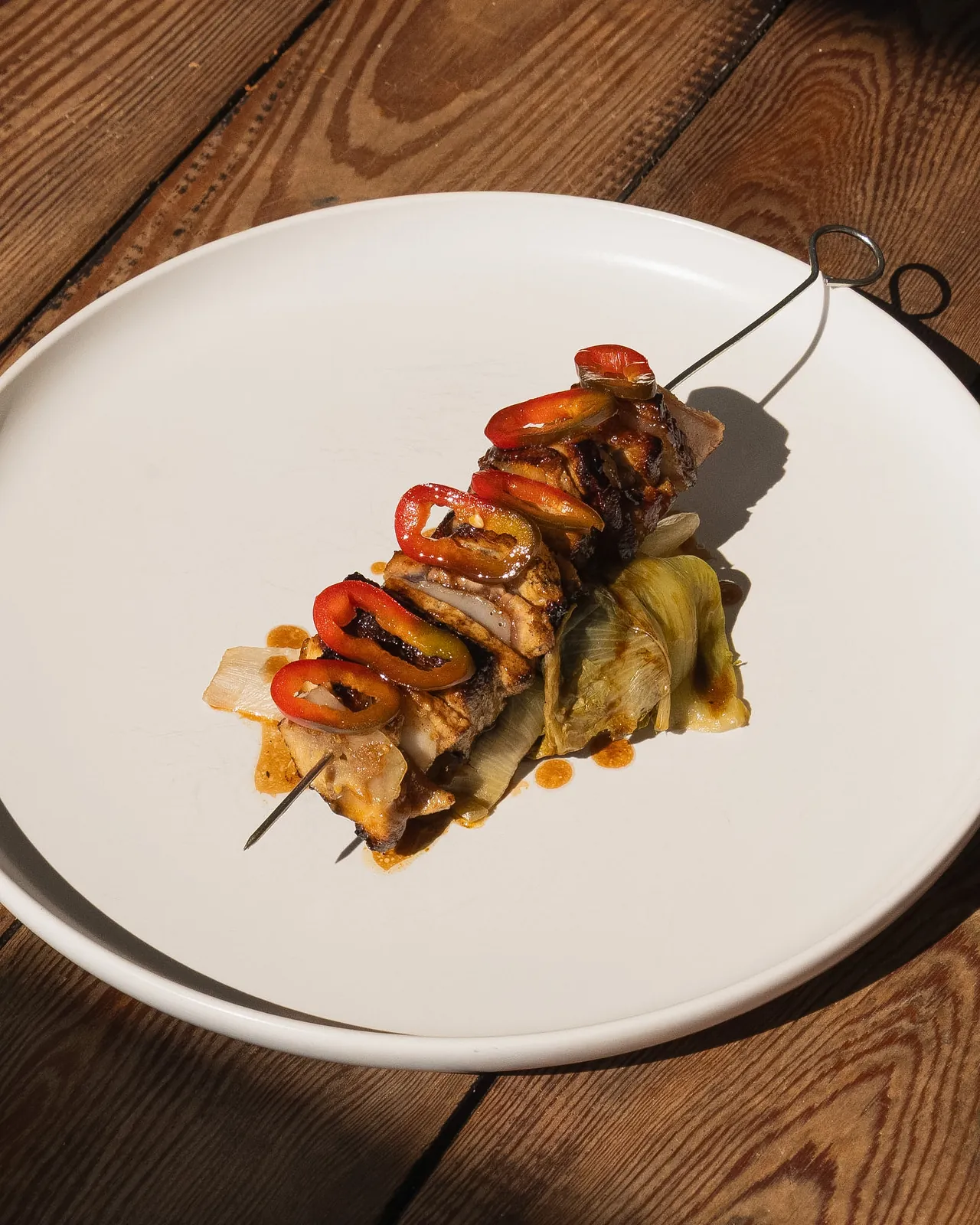 Spiedino di ventresca e lardo con anelli di peperoncino rosso e cipolla